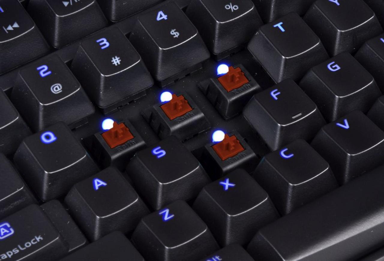 [15/09/2014] Tt Esports Poseidon Z: Version mit braunen Kailh-Switches für 75 Euro angekündigt (1)