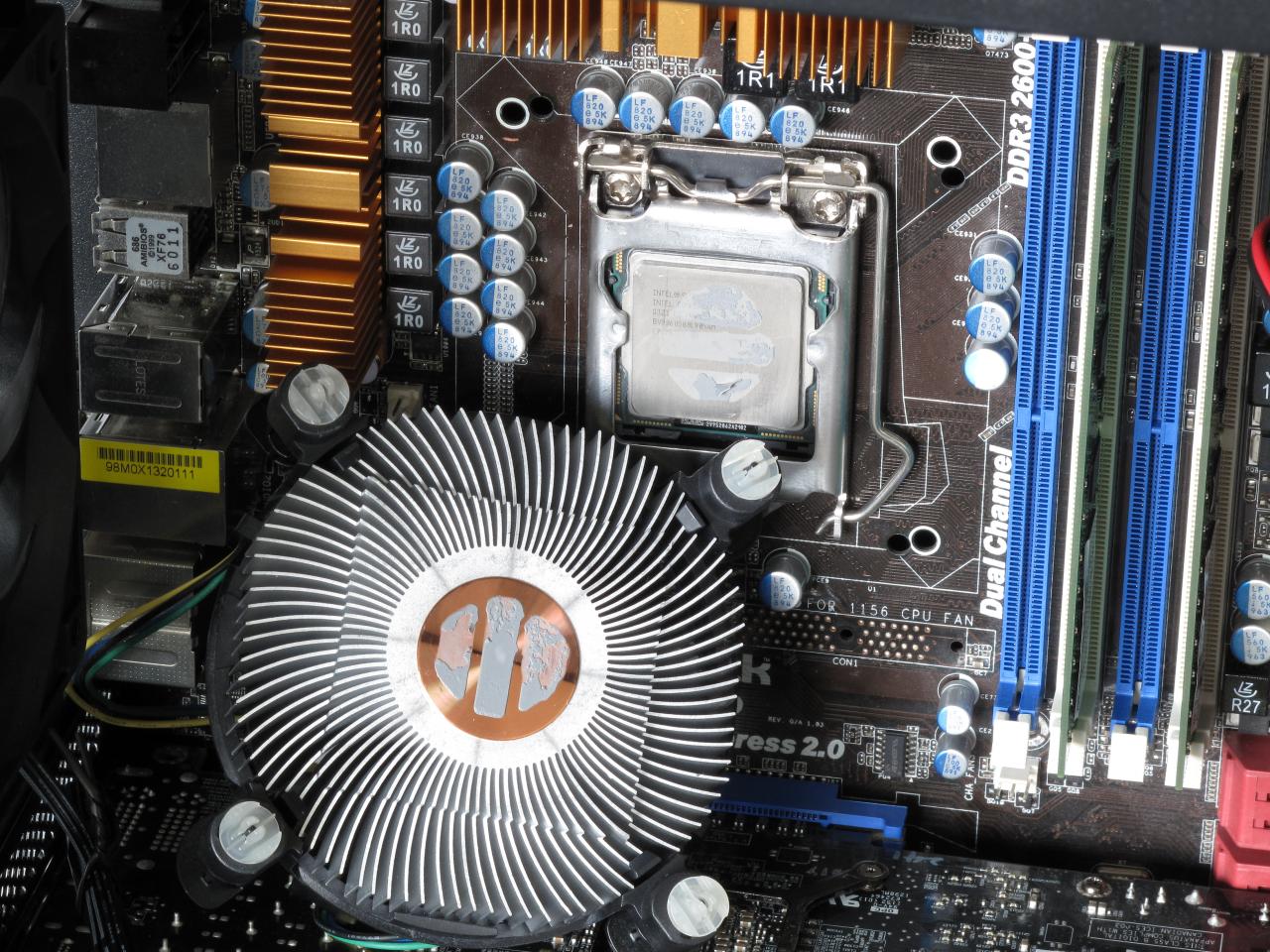 [30/09/2014] So sieht die Wärmeleitpasten-Verteilung eines von-Intel-für-Intel optimierten Kühlers nach einem längeren Burn-In aus. Immerhin geht die Kühlleistung erst bei Belastungstests aus und nicht schon in Spielen - wie bei einigen Grafikkarten.