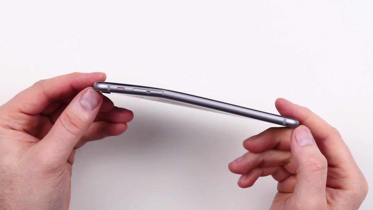 [25/09/2014] Das iPhone 6 Plus lässt sich zumindest mit viel Druck tatsächlich dauerhaft verbiegen.