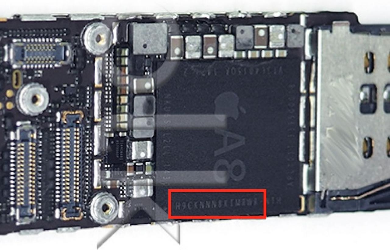 [01/09/2014] Dieses Foto zeigt den Speicherchip des iPhone 6, der wohl nur 1 GiByte Kapazität besitzt.