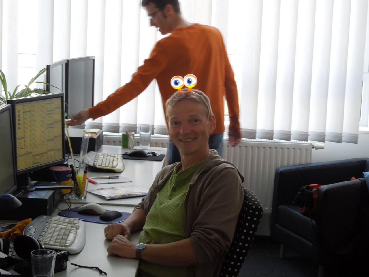 [17/10/2014] 19.10.2014: Zu diesem Bild dürfen Sie gerne die Akte-X-Titelmusik pfeifen. Wer aber denkt, dass wir im Layout neuerdings auf Aliens setzen, die aufgrund ihrer vier Augen besonders gut für die ansprechende Gestaltung unserer Heftseiten eignen, müssen wir enttäuschen. Es handelt sich hier nicht um eine Begegnung der dritten Art, sondern um unseren irdischen Layouter Hans, der uns mit einem extrem lebensecht gestalteten Augenpaar in die Irre führte.