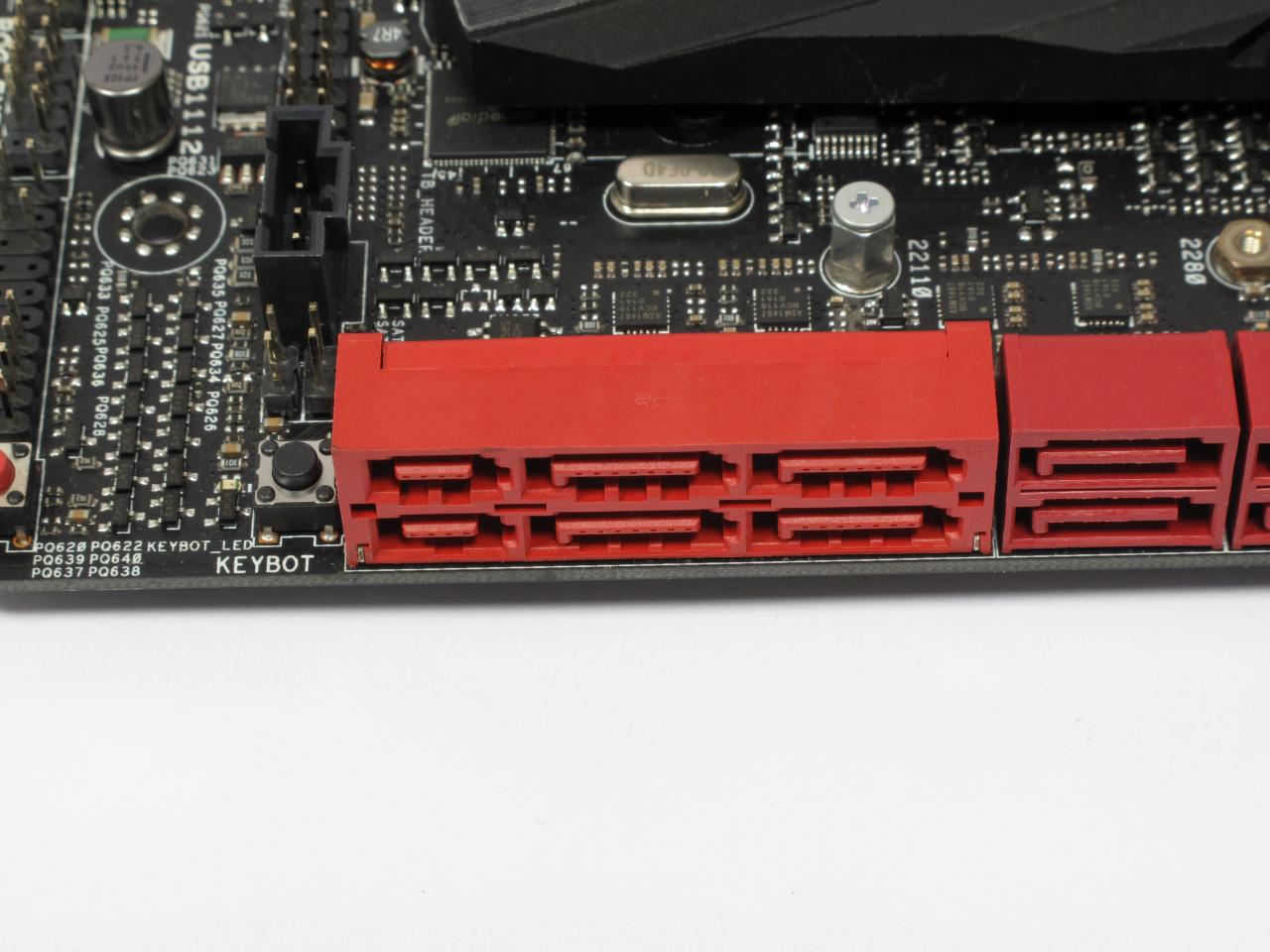 [21/10/2014] Asus Rampage V Extreme: Bislang gibt es noch keine SATA-Express-Laufwerke zu kaufen, Asus verbaut vorsichtshalber trotzdem gleich zwei Ports. Weiterhin fraglich ist der nutzen, denn die zwei enthaltenen SATA-6G-Ports würden im RAID 0 einen höheren Durchsatz erzielen.