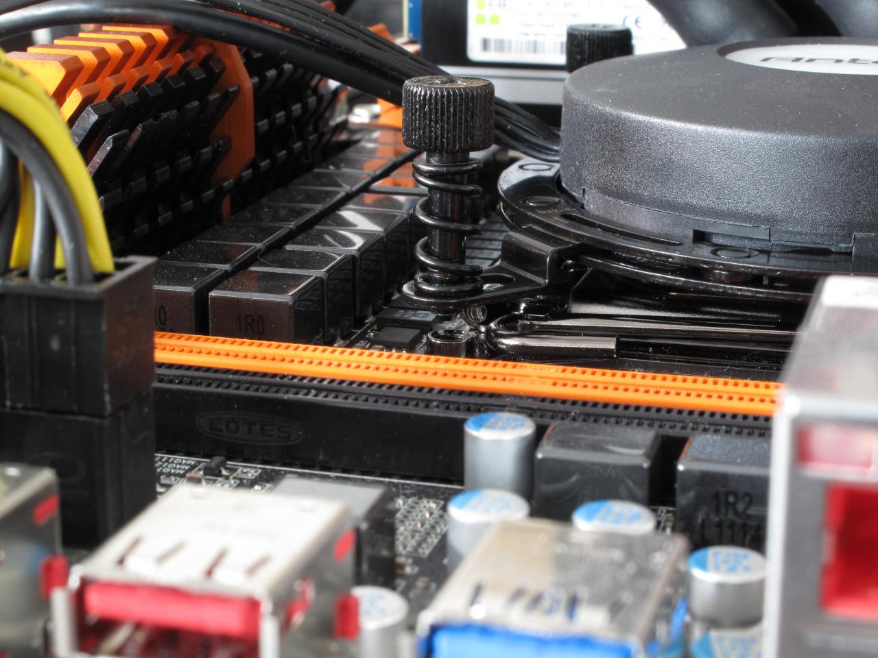 [31/10/2014] Antec Kühler H2O 1250: Die Schrauben erreichen nur mit größerem Kraftaufwand die Backplate-Gewinde. Idealerweise drückt man zwei gegenüberliegende Schrauben herunter, während eine dritte Hand den Kühler an Ort und Stelle hält.