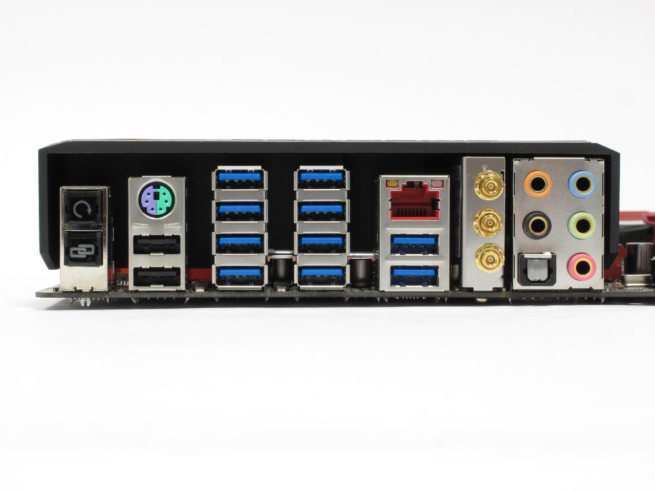 [21/10/2014] Asus Rampage V Extreme: 10 USB-3.0-Ports dürften eine Zeit lang reichen - selbst wenn man zwei davon zugunsten des PCI-Express-2.0-x4-Slots deaktivieren muss.