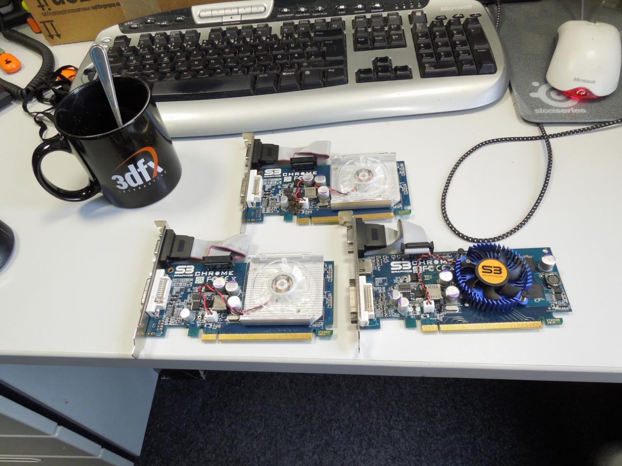[02/10/2014] Hier hat der Grafikguru aber mal einen Satz fast schon antiquierter 3D-Beschleuniger ausgegraben. Das ist ja die legendäre 3Dfx-Tasse des Downsampling-Experten noch jünger und vor allem noch wertvoller ... oder doch nicht? Es kann allerdings auch sein, dass unser Bilder-der-Woche-Reporter sich in Raffs Fachbereich gar nicht auskennt und Herr Vötter hier wahre Raritäten aufgefahren hat. Für den Spieleonkel sieht das allerdings eher nach Raffs Resterampe aus.