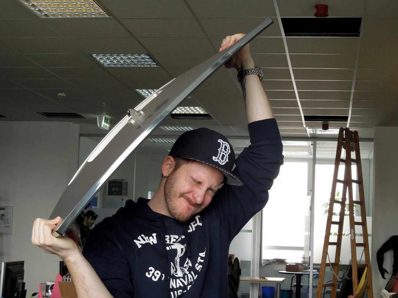 [02/10/2014] Dieses Bild von unserem guten Tom war eigentlich als Anspielung auf die ungewollte Biegsamkeit des iPhone 6 gedacht. Da Herr Loske hier aber wirkt, als hätte er die Kraft eines sardischen Eisenbiegers, der einen Monitor mit Leichtigkeit verformen kann, haben wir es in unseren Bilderreport aus der Redaktion aufgenommen. Außerdem wollen wir doch anerkennen, wie eindrucksvoll unser TomTom sich hier in Szene setzt.