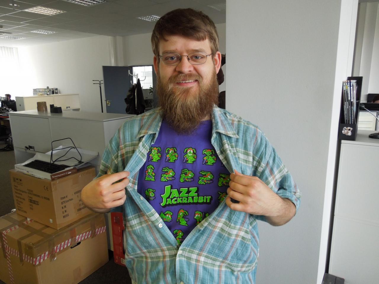 [10/10/2014] 12.10.2014: Anfangs hielt unser bärtiger Forumsboss das T-Shirt unter seinem Hemd noch verborgen. Als wir ihn aufforderten, auch diese Woche etwas Besonderes zu präsentieren, öffnete er das Hemd und ein absolutes Retro-T-Shirt im Topzustand kam zum Vorschein. Wer jetzt denkt 