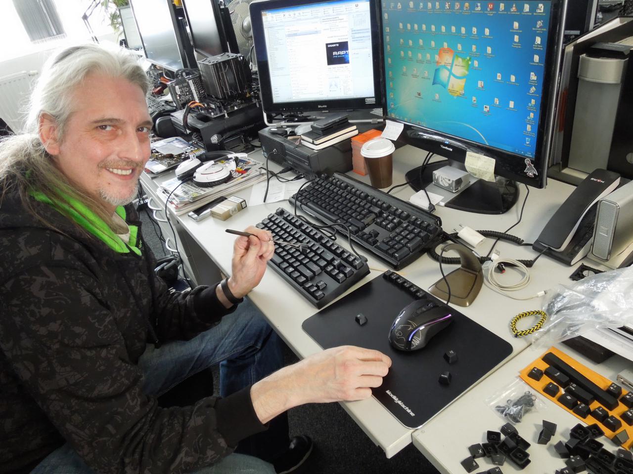 [24/10/2014] Bevor Sie jetzt denken, dass unser Spieleonkel bei seinen Tests mit den bunt beleuchteten RGB-Tastaturen verrückt geworden ist und nun vorhat sich so eine Lichtorgel selbst zu bauen, hier eine kurze Erklärung, was der graue Tastaturpapst da eigentlich macht: Da die mit Topre-Schaltern bestückte Cooler Master Nova Touch nur ein englisches Tastenlayout hat, tauscht der schlaue Fuchs die Tastenkappen aus, damit er endlich wieder ein 
