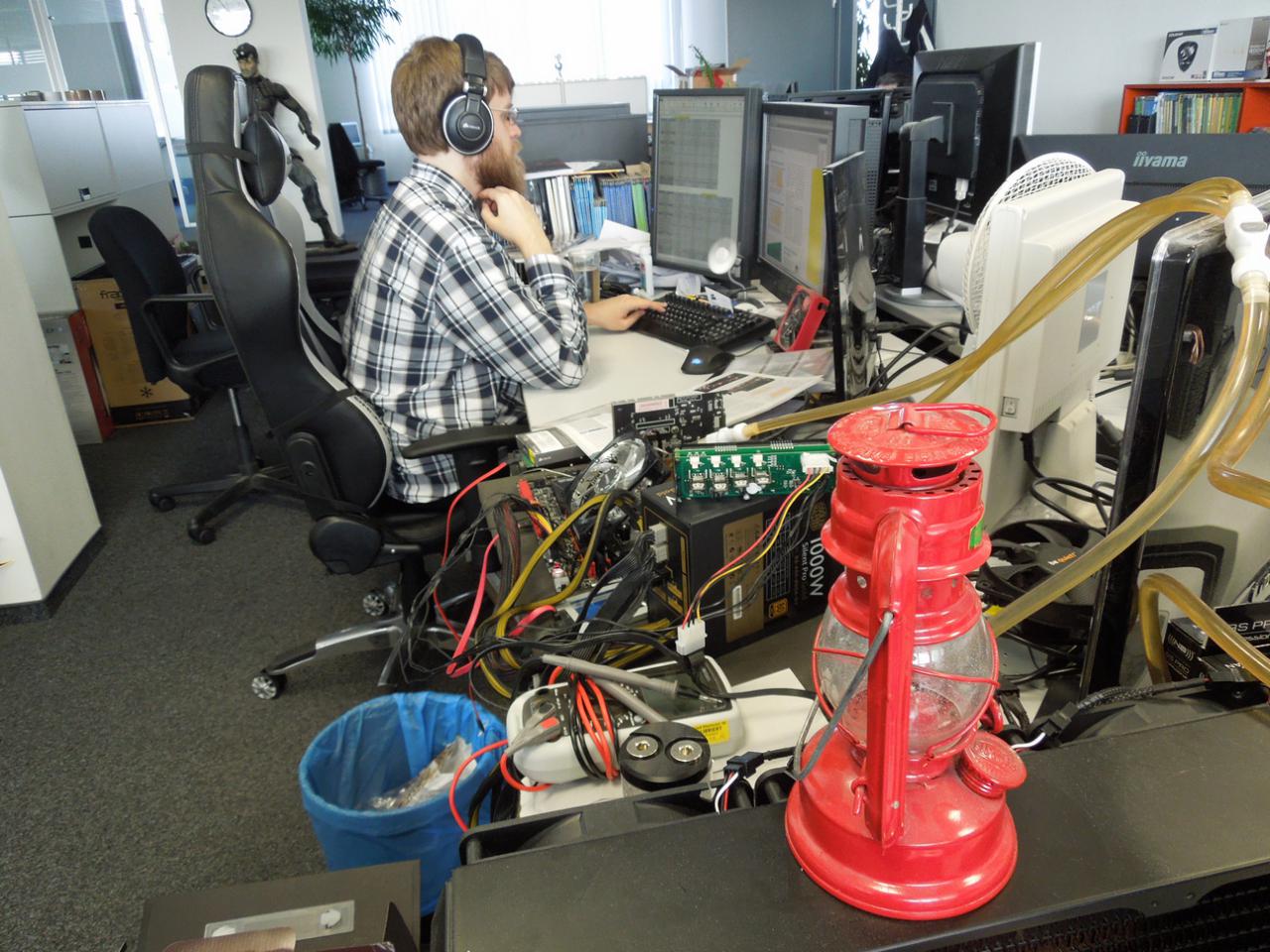 [24/10/2014] Nachdem sich die rote Petroleumlampe schon eine längere Zeit am Arbeitsplatz von Doc Overclock Wilke befand, hatte sie schon sprichwörtlich Staub angesetzt. Zu dem Zeitpunkt, als diese Zeilen geschrieben wurden, ist das Qualitätsmerkmal jedoch zum Platz des Spieleonkels gewandert, obwohl der es eigentlich gar nicht verdient hätte. Kein Wunder, dass der Redaktions-Dino da eine vom Hüter des Seitenplans angezettelte Verschwörung vermutete, weil seine Seite mit dem Editorial erst als letztes Korrektur gelesen wurde ...