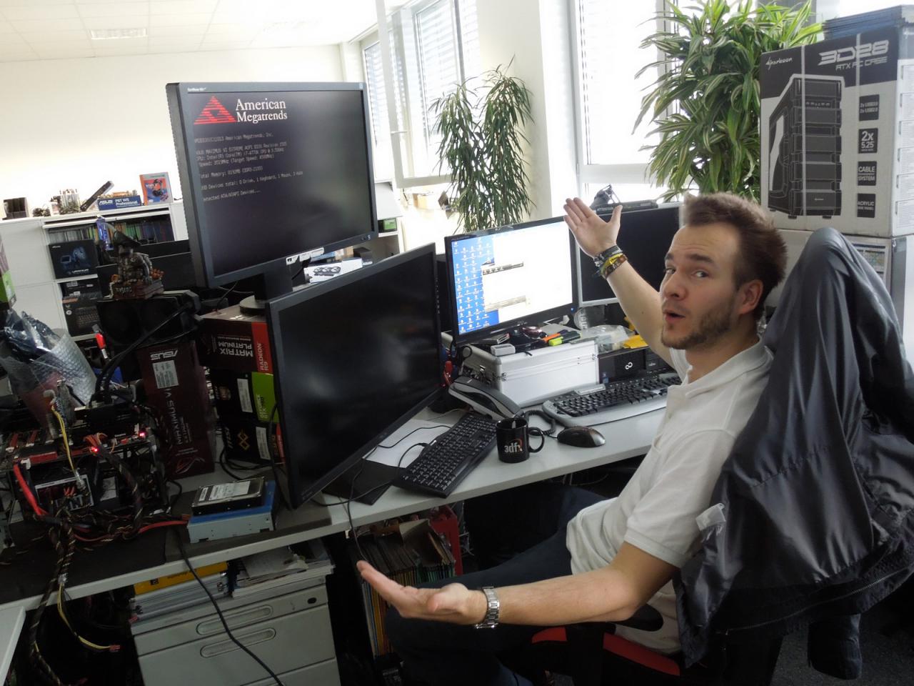 [31/10/2014] ... wie beispielsweise Herr Vötter, der mal wieder seinen Größenwahn zu besten geben muss. Zugegeben, der Downsampling-Gott bencht ja oft mit mehreren Systemen, aber braucht man dazu wirklich vier! verschiedene Monitore? Wenn Sie Raff fragen, wird der sagen 