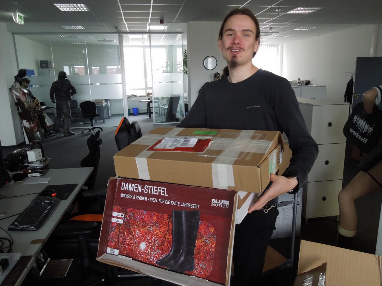 [31/10/2014] Mit einem Paket, in dem sich ein Paar Damenstiefel befanden, hat unser Neuzugang Torsten Birdman Vogel jetzt aber mal gar nicht gerechnet. Hat ihn da ein Hersteller aufgrund seiner längeren Haarpracht etwa für eine Redaktöse gehalten oder wollte sich etwa ein Leser und Fan des Wasserkühlungskönigs einen kleinen Scherz mit ihm erlauben? Bestimmt nicht, denn der Karton, in dem Torsten sein Testmuster erhielt, wurde einfach nur unglücklich recycled, sodass der ehemalige Inhalt beim Öffnen sichtbar wurde.