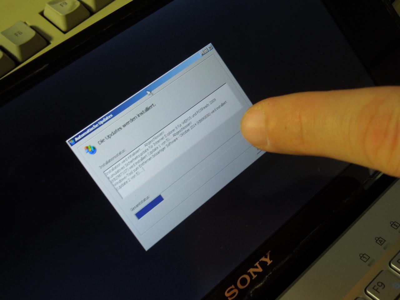 [31/10/2014] Ist dieses Bild auch etwas unscharf, lässt es doch erkennen, dass Carsten, dessen Zeigefinger im Bild zu sehen ist, mit etwas steinalten arbeitet, nämlich Windows XP. Um hitzige Diskussionen um die Aktualität und Güte es OS-Veteranen im Keim zu ersticken, lassen wir das Bild jetzt auch ganz ohne weitere Kommentare auf Sie wirken. Und nein, Carsten ist nicht unbedingt ein Retro-Fanboy, obwohl er gerade über die uralten CPU-Schätzchen in seiner Schublade besonders gut wacht.