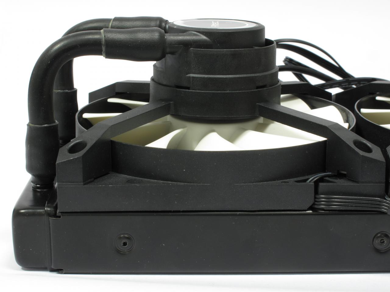 [31/10/2014] Antec Kühler H2O 1250: Die Pumpen sind an den Lüfterrahmen befestigt, ein Lüfteraustausch somit unmöglich. Im Gegenzug gelangen relativ wenig Vibrationen ans Gehäuse.