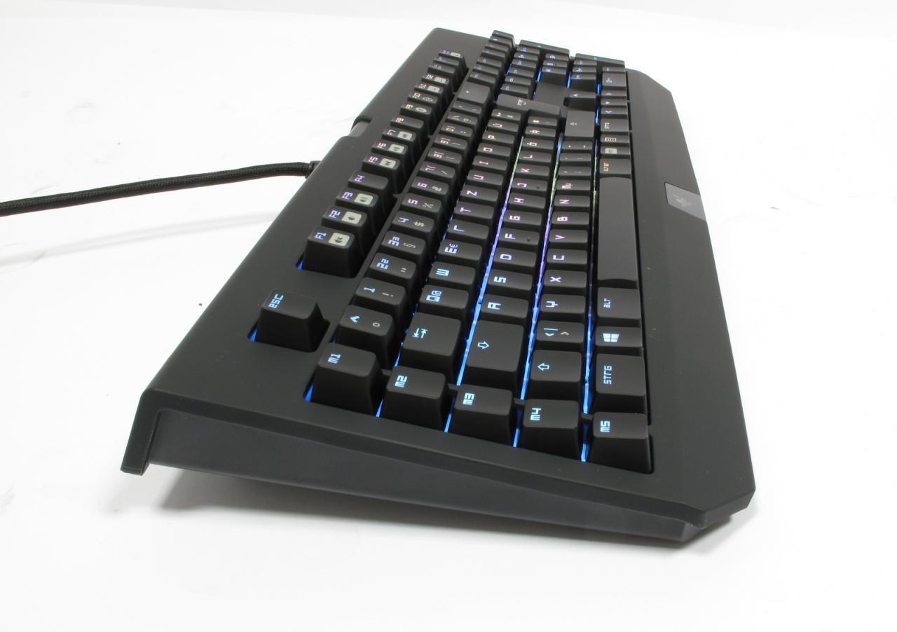 [07/10/2014] Razer Black Widow Chroma: Razers Beleuchtungswunder mit hauseigenen RGB-Tastenschaltern im Test (2)