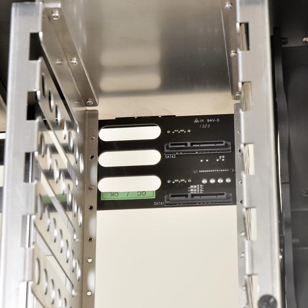 [29/10/2014] Lian Li PC-Q26: Mini-ITX-Gehäuse für den NAS-Einsatz mit 11 Datenträgern (13)
