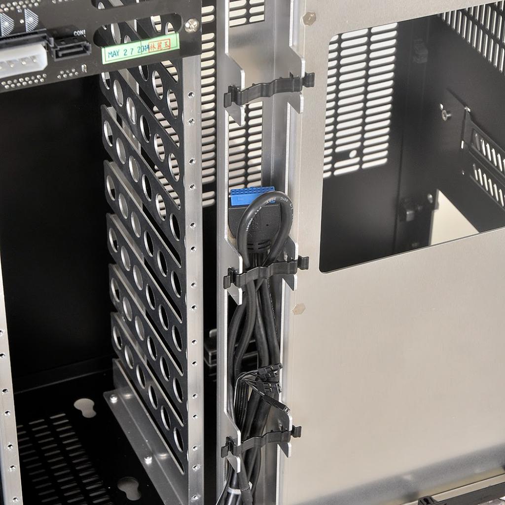 [29/10/2014] Lian Li PC-Q26: Mini-ITX-Gehäuse für den NAS-Einsatz mit 11 Datenträgern (18)