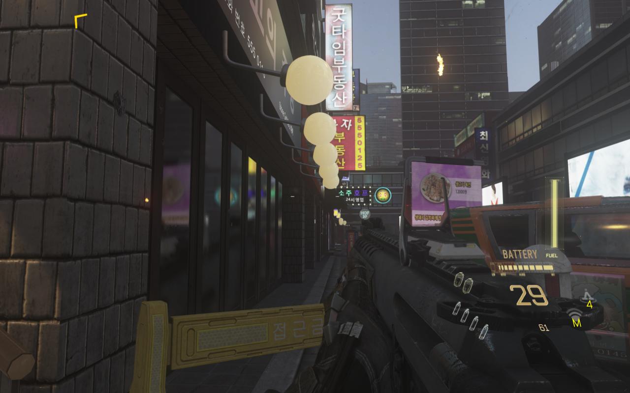 [03/11/2014] Call of Duty: Advanced Warfare - Eine der weniger hübschen Stellen bei unserem Anspielen. Matschtextur trifft auf getürkte Framebuffer-Spiegelung. Wer genau hinsieht, erkennt das Waffenmodell im Schaufenster.