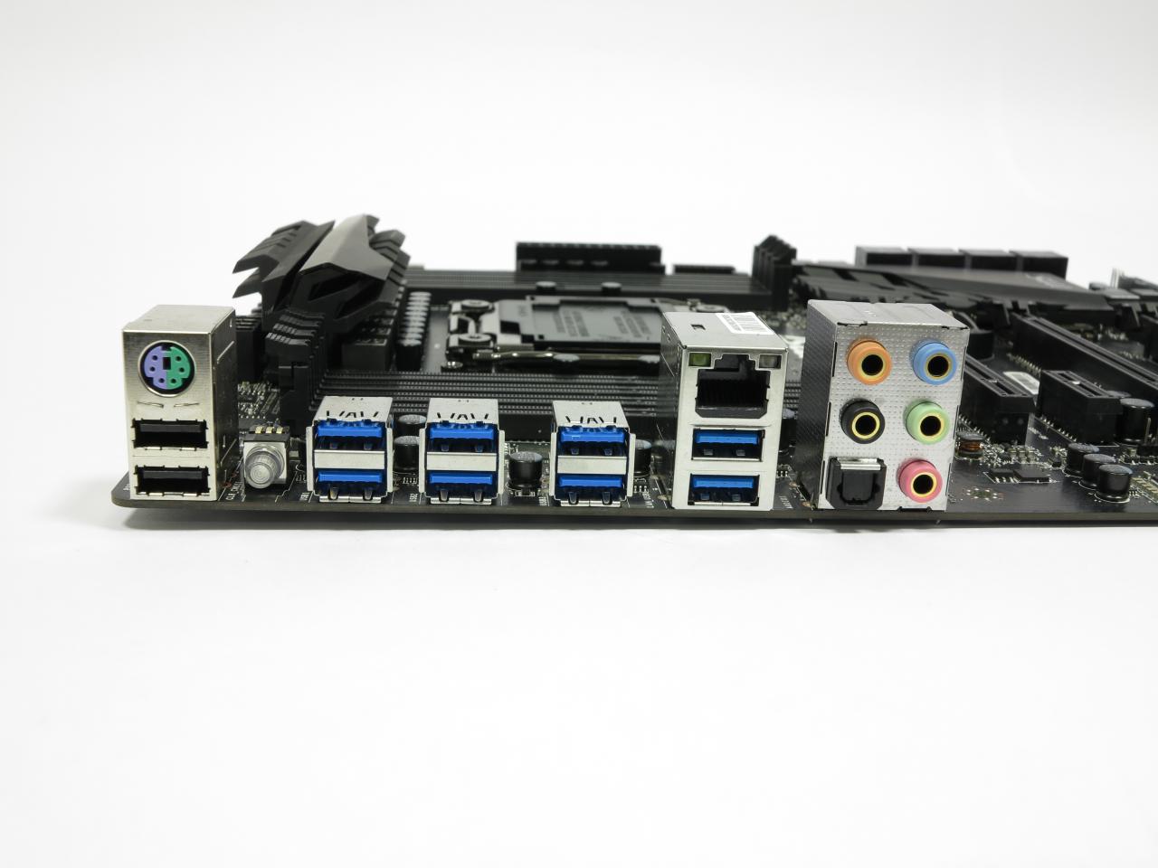 [11/11/2014] MSI X99S SLI Plus: Das I/O-Panel bietet, bis auf Wifi, die gleichen Möglichkeiten, wie beim doppelt so teuren Topmodell aus gleichem Hause.