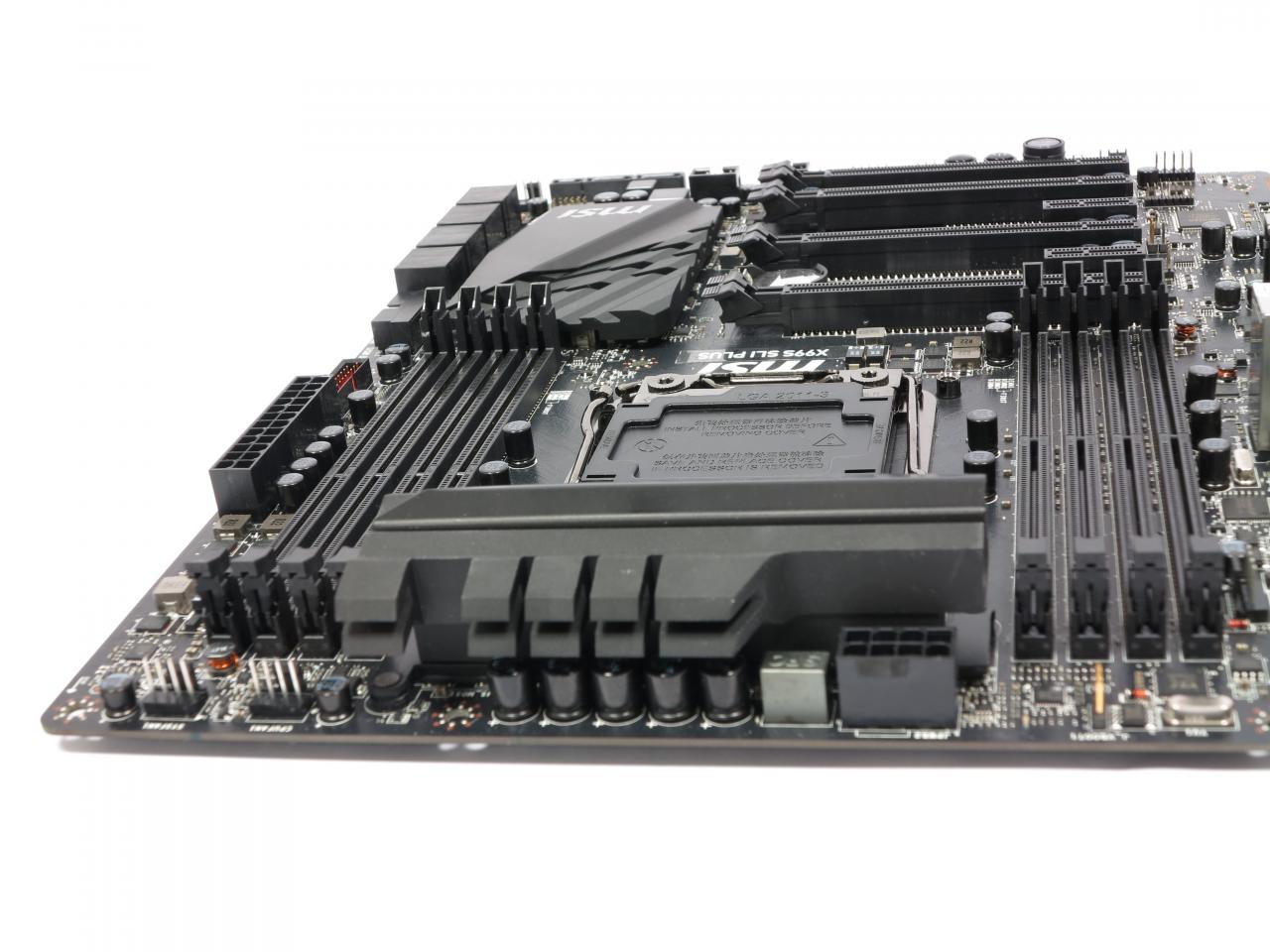 [11/11/2014] MSI X99S SLI Plus: Das zerklüftete Kühlkörperdesign funktioniert nicht nur optisch, im Vergleich zur Konkurrenz führt es auch die Wärme gut ab.