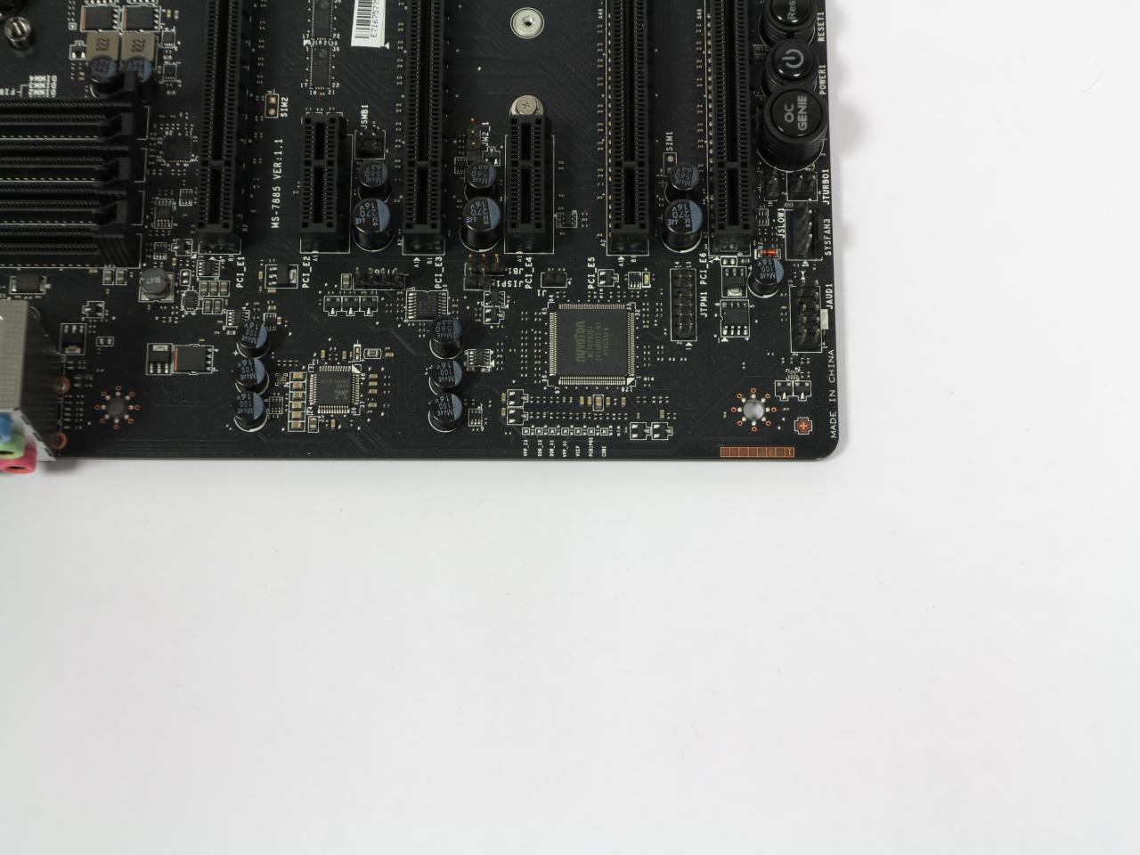 [19/11/2014] Was sowohl Homepage als auch das Handbuch verschweigen: Das MSI X99S SLI Plus verfügt über Spannungsmesspunkte - einzigartig für diese Preisklasse. Geringe Größe und die Positionierung vor den PCI-Express-Slots schränken die Nutzbarkeit aber ein.