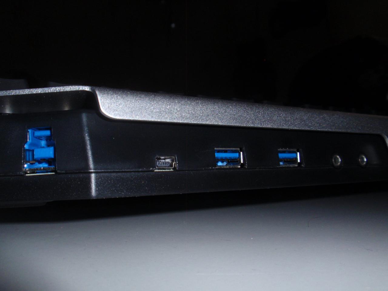 [08/11/2014] Die Rückseite mit den Anschlüssen für Tastaturkabel, Mini-USB, USB 3.0, Mikrofon und Kopfhörer