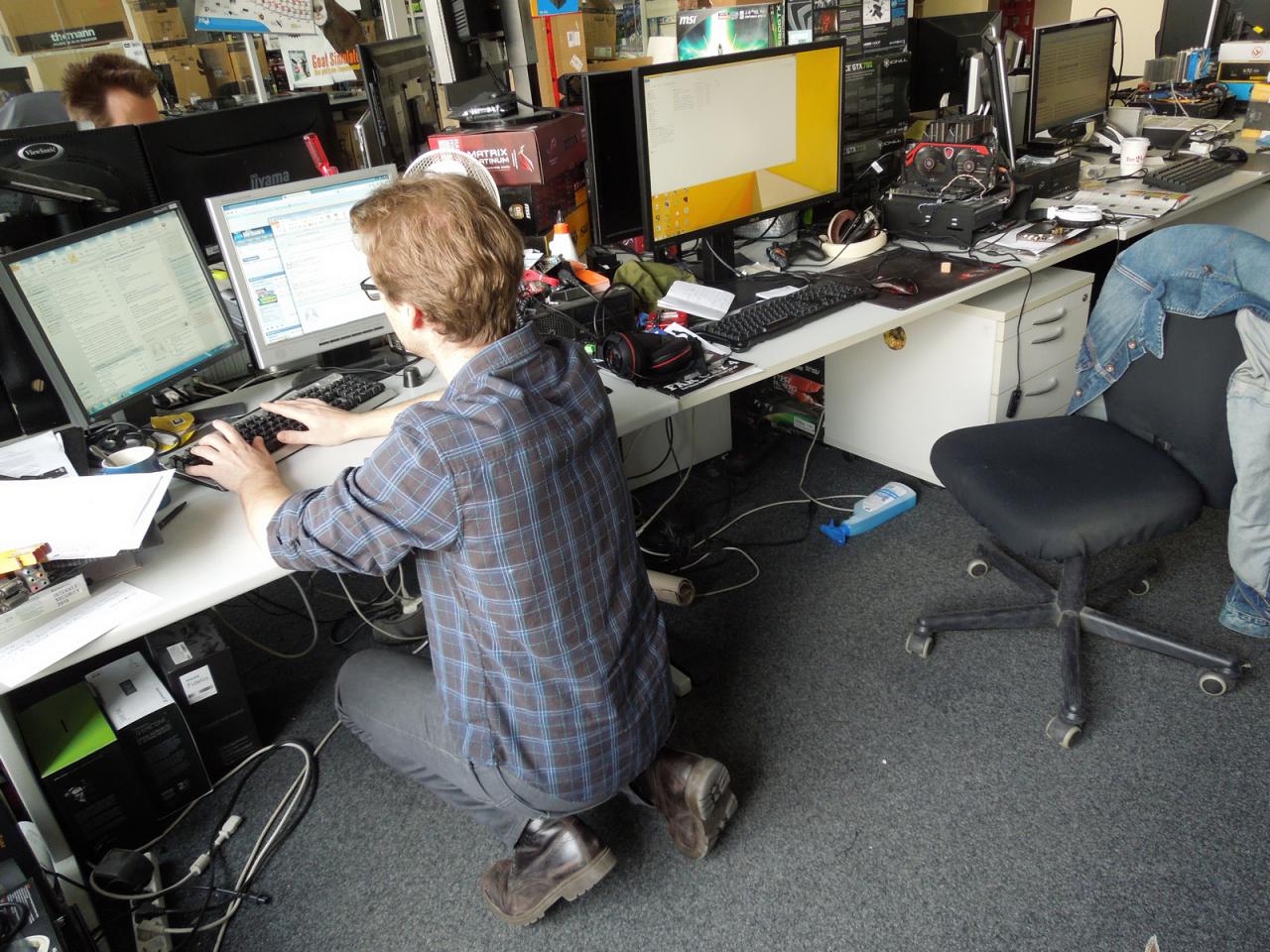 [07/11/2014] Wenn unser Redakteur mit dem exzellenten Gehörgang an seinem Online-Tag erstmal im Benchmark-Modus ist, dann vergisst er auch schon einmal, dass sein Bürostuhl mit Rollen versehen ist. Eigentlich müsste er gar nicht so ehrfürchtig vor seinem Hauptrechner knien, um die Ergebnisse seiner CoD-Advanced-Warfare-Benchmarks schriftlich festzuhalten. Aber bei dem ganzen Gemecker über das Schlauchdesign und die Matschtexturen hat er das wohl glatt vergessen.