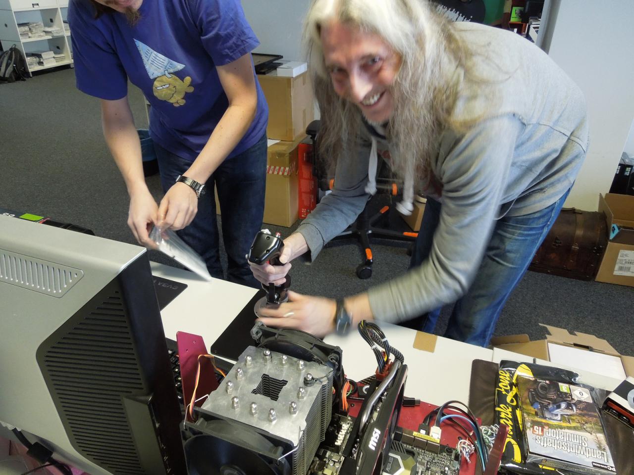 [14/11/2014] Getreu seinem Spitznamen hat unser Redaktions-Oldie hier wieder etwas Neues zum Spielen. Diesmal ist es der Thrustmaster Hotas Warthog, eine Original Replik des Steuergeräts und der Schubeinheit des legendäre A10-C-Jets. Und mit so etwas Besonderem zieht er natürlich die Aufmerksamkeit der Kollegen auf sich. Vor allen der Birdman im Hintergrund wollte auch mal Hand an die Steuerhilfe legen.