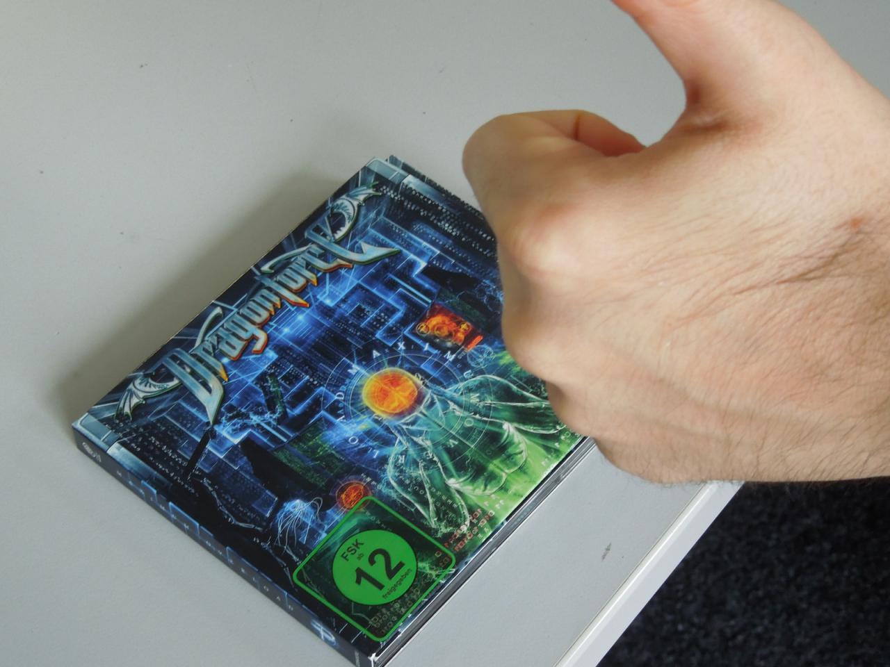 [14/11/2014] Natürlich haben wir auch wieder ein kleines Rätsel für Sie. Diese CD ist die akustische Neuerwerbung eines Kollegen, und wie er uns verriet handelt es sich bei der Band Dragonforce um eine Kapelle, die feinsten Power-Metal zum Besten gibt. Leider ist diese Info nicht hilfreich, da bei der PCGH einige Herren, ob nun mit oder ohne lange Haare, die Musik härterer Gangart bevorzugen. Und nun raten Sie mal schön.