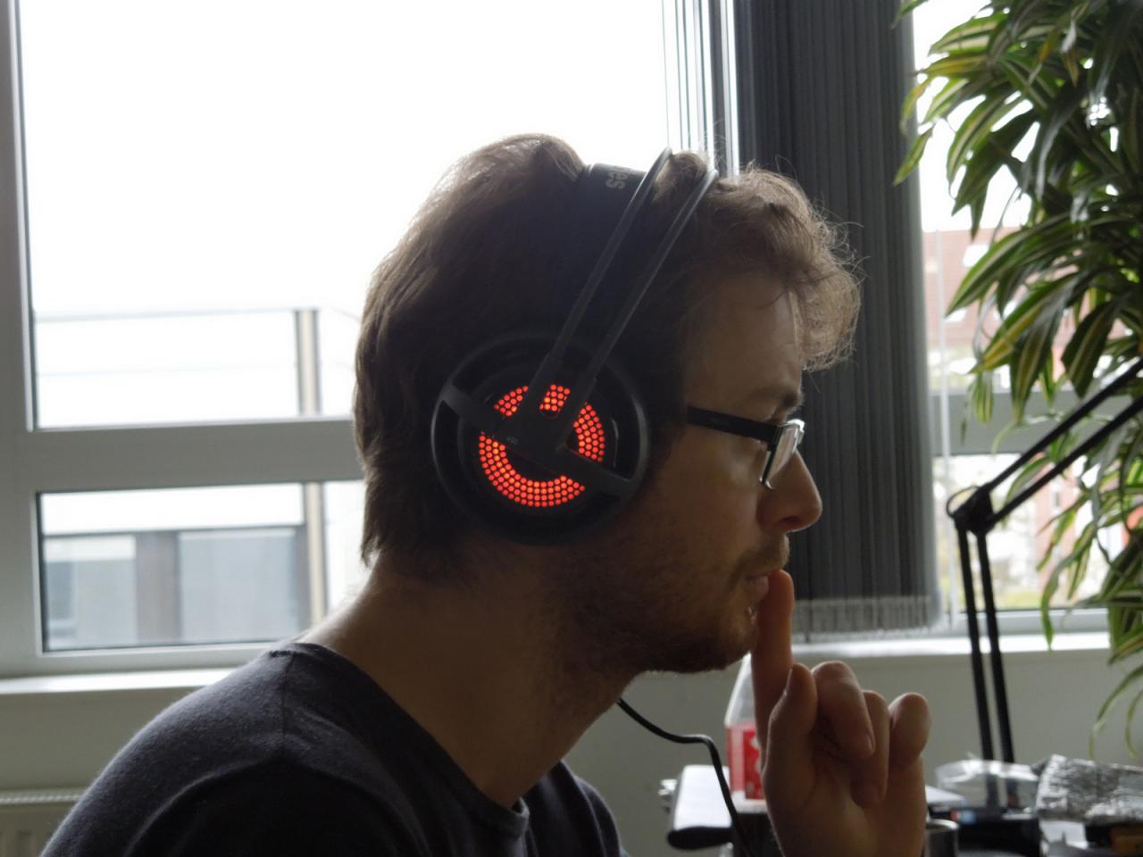 [14/11/2014] 16.11.2014: Der Sound, dem unser Kollege mit dem audiophilen Gehörgang da gerade lauscht, muss ganz schön viel Power haben. Bringt der doch die Ohrmuscheln des sonst auch gerne mal fluchenden Phils richtig zum Glühen. Natürlich haben wir auch hier wieder unserer Fantasie freien Lauf gelassen, denn wie vor allem die Fans der Headset-Tests des AudioPhils schon längst bemerkt haben, prüft er hier gerade das Steelseries V3 Prim auf seine akustische Güte.