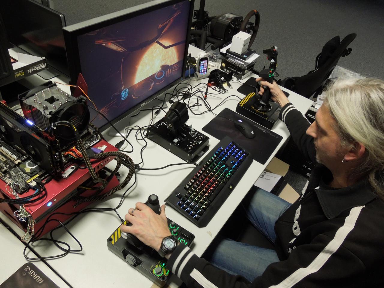 [21/11/2014] 23.11.2014: Wenn unser Spieleonkel mal einen Fliegen lässt, dann sorgt das in der Redaktion dann eher für Belustigung als für Erstaunen über die virtuellen Flugkünste der grauhaarigen Eminenz. Herr Stöwer wollte nämlich mit seinem Raumschiff eine Sonne im Elite-Dangerous-Universum ansteuern, scheiterte aber kläglich an seiner auch in schnellen Shootern oft vorhandenen Orientierungs-Legasthenie. Nur gut, dass er ja nur testen musste, wie gut die Steuerhilfen reagieren.