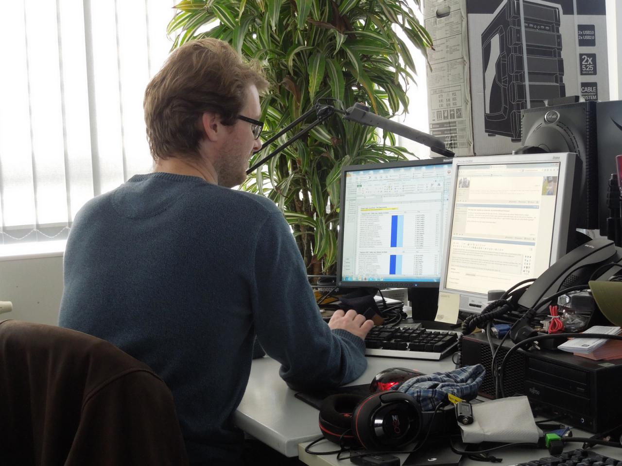 [21/11/2014] Auch dieser Herr im Bild befindet sich noch, wie der Kollege Spille, im Abgabemodus. Anders als Carsten ist der AudioPhil voll auf seine beiden Monitore konzentriert und verzichtet dabei ganz auf audiophile Klänge, die seinen Schreibfluss stören könnten. Wer jetzt jedoch gedacht hat, dass er beim Tippen auch auf das Fluchen verzichtet - die Begriffe bleiben hier aus Jugendschutzgründen unerwähnt -, der irrt. Das geht nicht nur beim Testen, sondern auch beim Tippen.