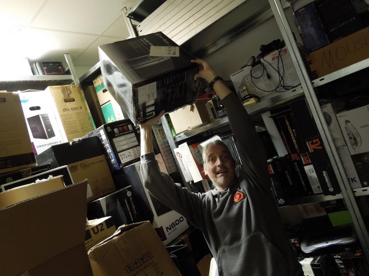 [28/11/2014] 30.11.2014: Wenn unser Spieleonkel mal Ordnung in sein Gehäuselager bringen will, dann ist immer Gefahr im Verzug. Da derjenige, der beim letzten Mal im Auftrag der ergrauten Eminenz Gehäuse-Tetris spielen durfte, nur wenige Skills beim Stapeln gehabt haben muss, droht unser Redaktions-Dino von etlichen Kartons erschlagen zu werden. Wie Sie sehen, ist dank des zumindest bei Herrn Stöwer auch im Alter nicht nachlassenden Reaktionsvermögens nicht passiert - Gott sei Dank!