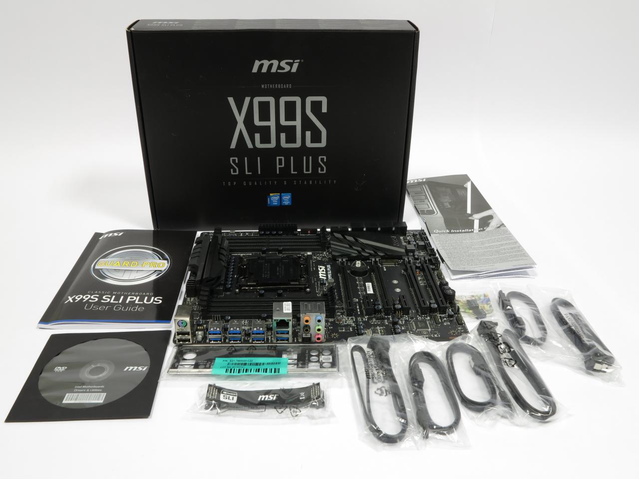 [11/11/2014] MSI X99S SLI Plus: Der Lieferumfang fällt bei unter 200 Euro etwas spartanischer aus, enthält aber alle benötigten Teile.