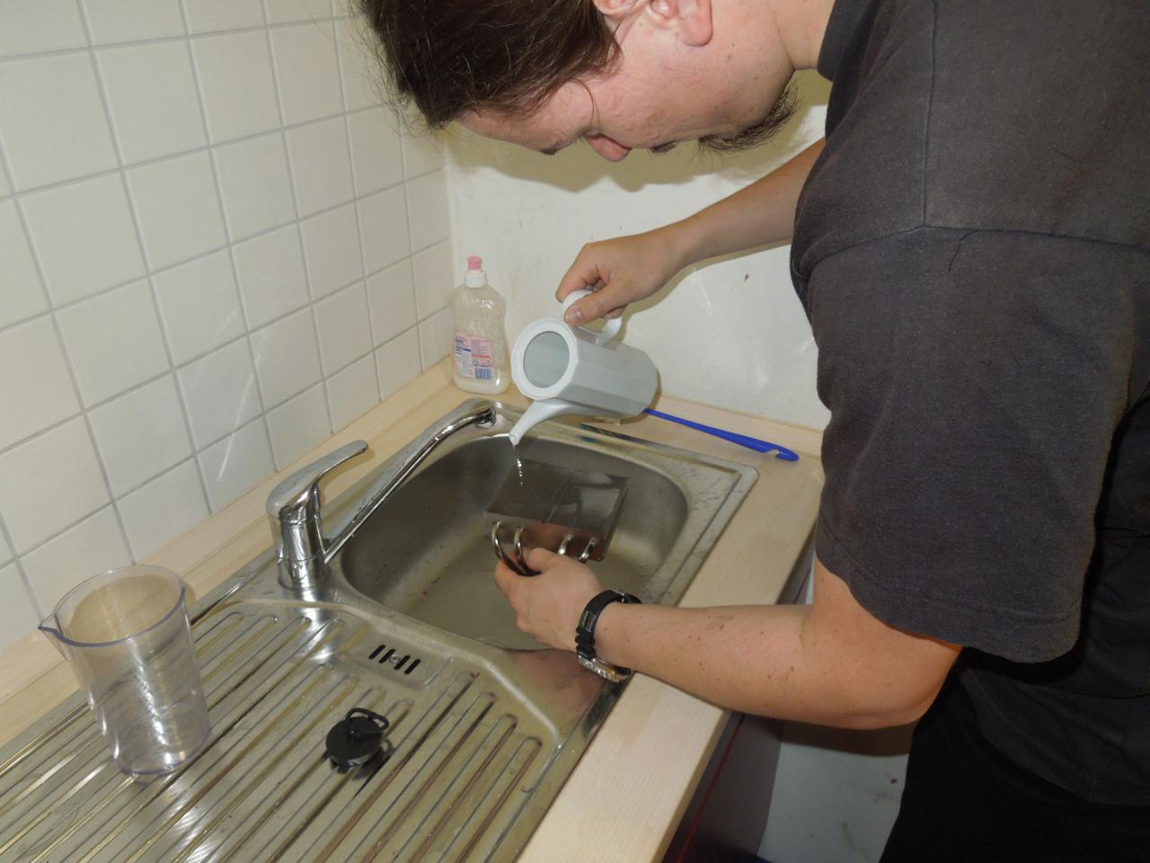 [22/12/2014] 31.8.2014: Viel lernen du noch musst, junger Padawan! Torsten ist ein Profi bei Wasserkühlungen, jedoch hapert es anscheinend bei den Grundlagen der Luftkühlung. PCGH-Leser wissen nämlich: Letzere müssen für die Erfüllung ihrer Funktion nicht mit Wasser befüllt werden. Die Ausrede, der Kühler aus dem Jahre 2007, sei so schmutzig gewesen, lassen wir nicht gelten.