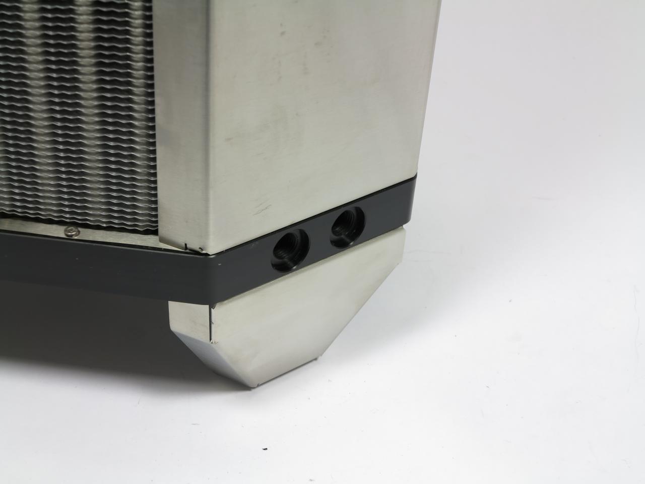 [09/12/2014] Aquacomputer Gigant 3360 Aluminium: Die Anschlüsse entsprechen dem Airplex Modularity System, ein zweiter Gigant kann per Adapter nahtlos andocken. Leider erschweren die Vertierungen (4mm, 19 mm Durchmesser) im Gegenzug die Montage bestimmter Anschlüsse.