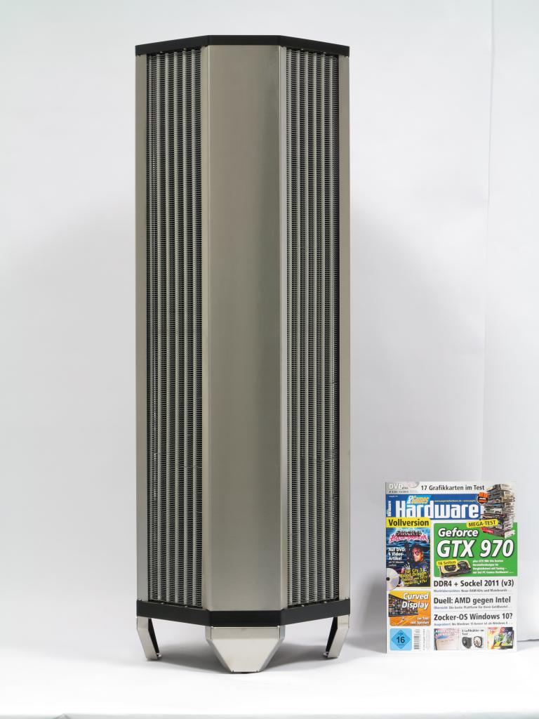 [09/12/2014] Aquacomputer Gigant 3360 Aluminium mit PC Games Hardware zum Größenvergleich: Mit knapp einem Meter Höhe trägt der Radiator seinen Namen zu Recht.
