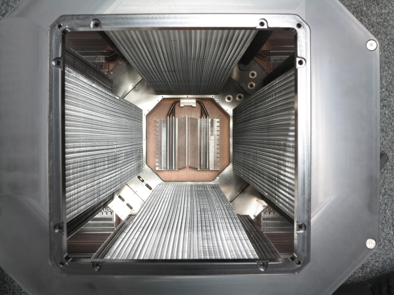 [09/12/2014] Aquacomputer Gigant 3360 Aluminium, Größenvergleich: Der winzig wirkende Kühlkörper am Ende der Röhre ist ein alles andere als kleiner EKL Alpenföhn Brocken 2.