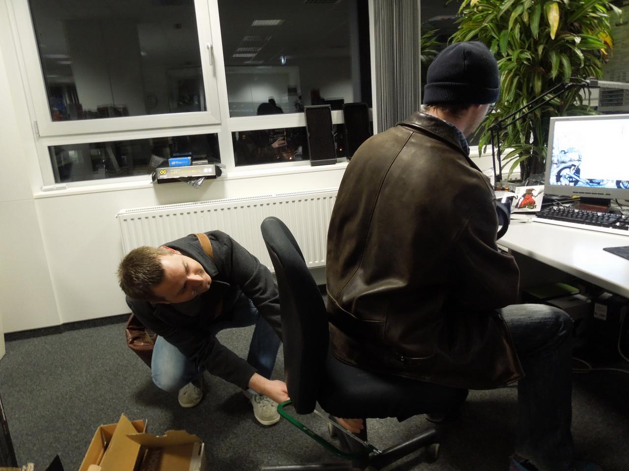 [12/12/2014] 14.12.2014: ...findet er auch noch andere bei denen es sich lohnen würde das Werkzeug wieder anzusetzen. Als sich der AudioPhil zum Beispiel mal wieder mit Worten, die wir hier gar nicht wiedergeben dürfen, über Uplay sowie die Macken von Treibern und Hardware monierte, hatte der Steinhart schon wieder eine schnittige Idee, wie der dem Meckern Einhalt gebieten könnte. Natürlich mussten wir auch hier, nachdem das Beweisfoto gemacht wurde, beruhigend auf ihn einwirken. Wegnehmen ließ er sich sein neues 