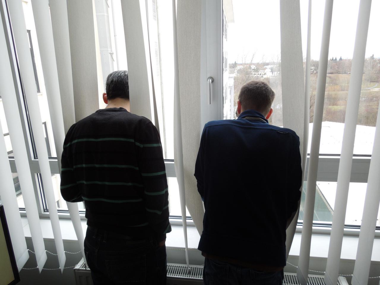 [12/12/2014] Normalerweise gehören Bauarbeiten in unsere Redaktion oder rund um das Verlagsgebäude ja schon zu unserem Arbeitsalltag. Doch wenn der Bagger dann so heftig agiert, dass der Boden bebt und ständig ein Riesenknall zu hören ist, dann schauen die Kollegen doch schon einmal genauer nach, was da draußen eigentlich vor sich geht. Die Herren, die Ihnen auf diesem Bild den Rücken zukehren und auf den Bagger starren sind übrigens der Leitende Pixel-Schubser Frank und Herr Dr. Waadt.