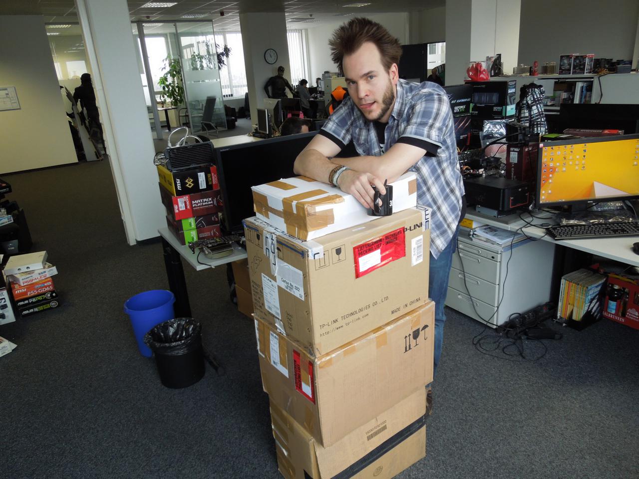 [19/12/2014] 21.12.2014: Raff hat seine kompletten Weihnachtsgeschenke verpackt [Anmerkung von Raff: Von wegen - das sind Testmuster, die zurück müssen :P] und wartet jetzt auf den Prakti, der ihm den Stapel zum Postversand transportiert. Der Grafik-Guru hätte wahrscheinlich auch noch bis zum Sankt Nimmerleinstag gewartet, wenn ihm nicht eingefallen wäre, dass wir ja schon seit Monaten keine Praktikanten mehr hatten. Und wenn Sie denken er würde deshalb seine Zunge so komisch herausstrecken, liegen Sie falsch. Raff ist neben Tom der größte Goat-Simulatior-Fan auf Erden und ahmt deshalb auch gern mal eine Ziege nach - zumindest mit der Zunge. Baaah! :)