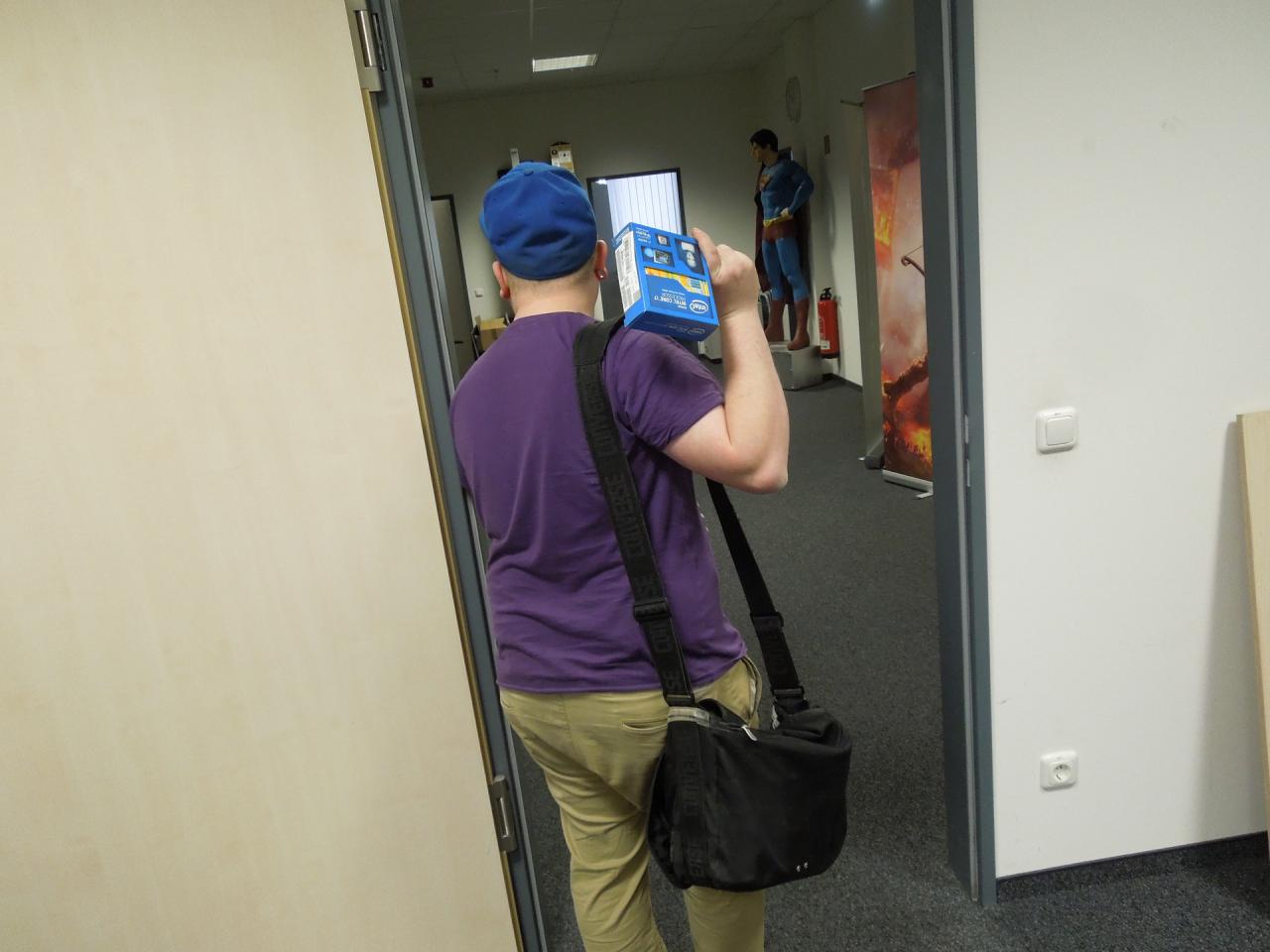 [19/12/2014] 21.12.2014: Das will sich unser Hasse Ma schon wieder mit einem feinen Stück Hardware verdrücken - im PCGH-Jargon wird dieser Vorgang auch 
