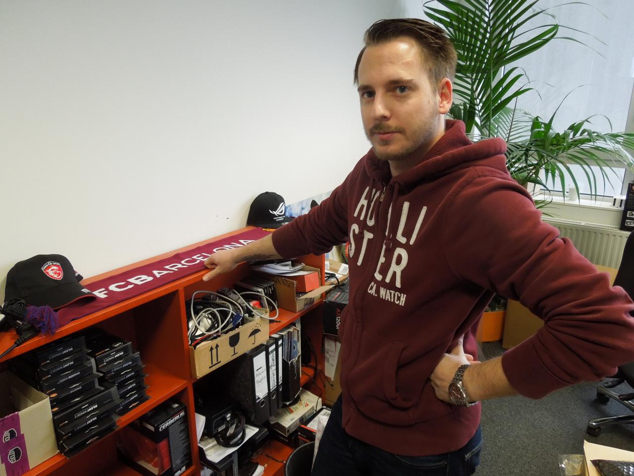 [19/12/2014] Unser Tom ist aber auch manchmal ein Schlumpf. Während beispielsweise beim AudioPhil am Freitagmittag noch die mechanischen Tasten klackern, räumt er schon sein Regal auf und verziert es mit seinem Barca-Schal und zwei schmucken Baseballkappen. Da der Club sich in der 2. Liga aktuell wacker schlägt, wird hier bald bestimmt wieder der passende Schal liegen. Unser Dortmund-Fan in der Redaktion unterlässt es aktuell dagegen, über Kloppo, Reuss, Weidenfäller und Co. überhaupt zu sprechen.