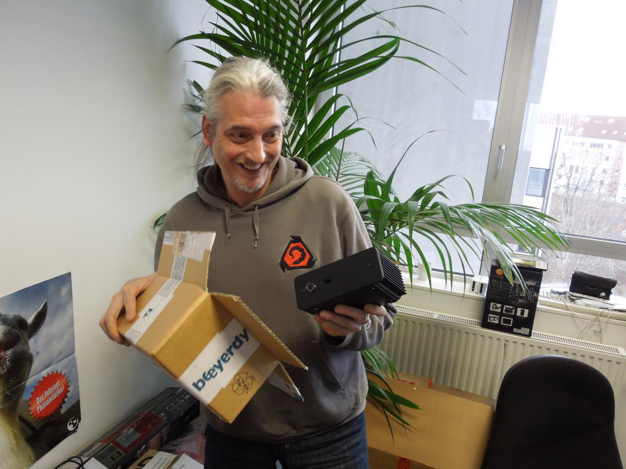 [19/12/2014] Dass unser Redaktions-Dino schon immer ein Herz für kleine Dinge... äh, Gehäuse hat, ist ja kein Geheimnis. Und anders als Raff, der bei diesem Bild nicht zugegen war und daher auch nicht 