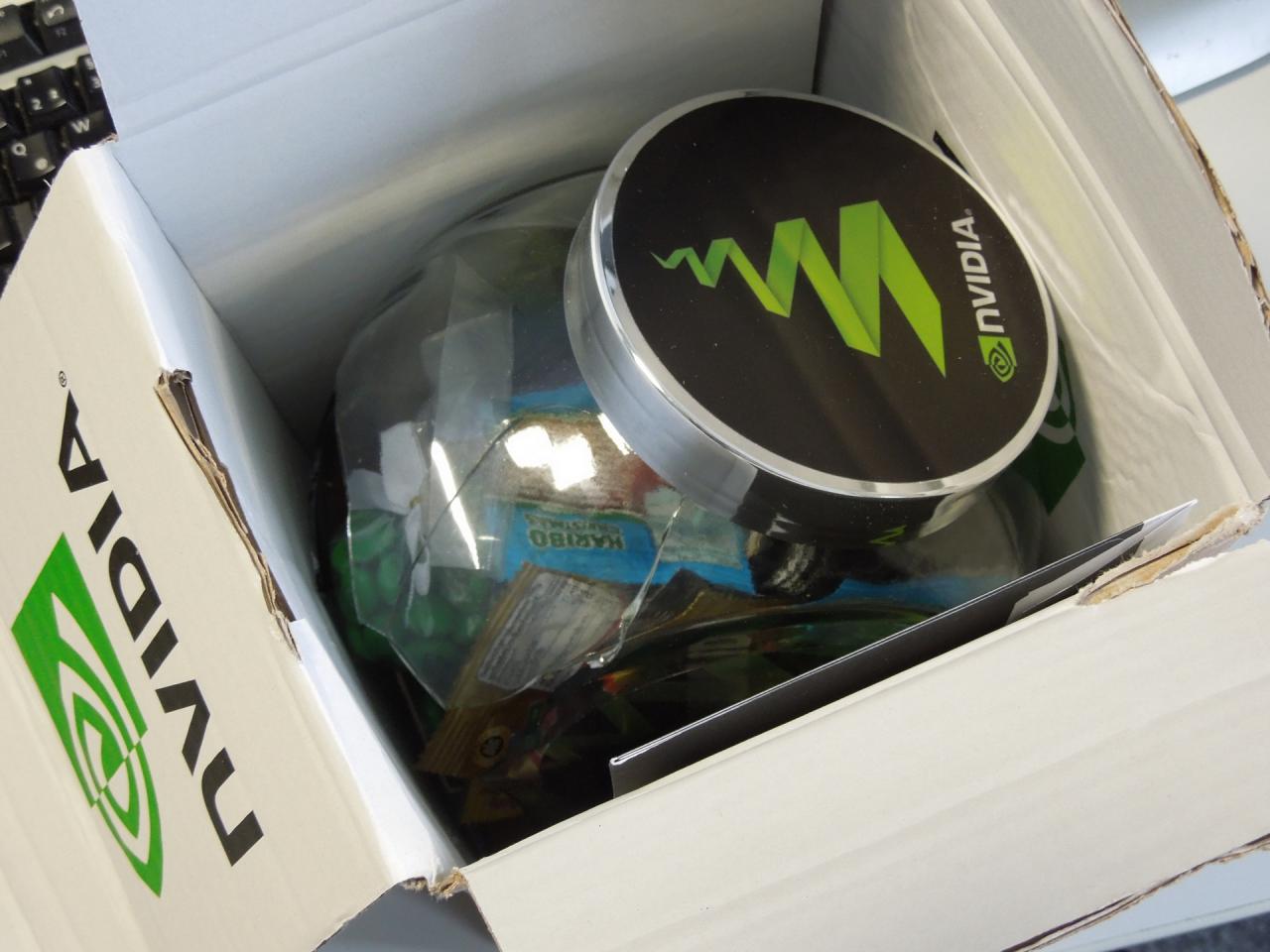 [19/12/2014] Gerade in den letzten Tagen kommen dann doch einige Geschenke bei uns in der Redaktion an, wie diese hübsch verpackte Süßigkeitenspende von Nvidia. Apropos, hübsch verpackt wäre das Geschenk auch gewesen, wenn nicht der Weihnachtsmann oder besser das Transportinstitut - wir nennen keine Namen - mit dem gut gemeinten Geschenk auch sanft umgegangen wären. Aber das Süßigkeiten Glas hat wohl den Weitwurf- und Paketstapelbruchlasttest nicht bestanden. Egal, für uns zählt der Wille und unser Dank geht an Nvidia!