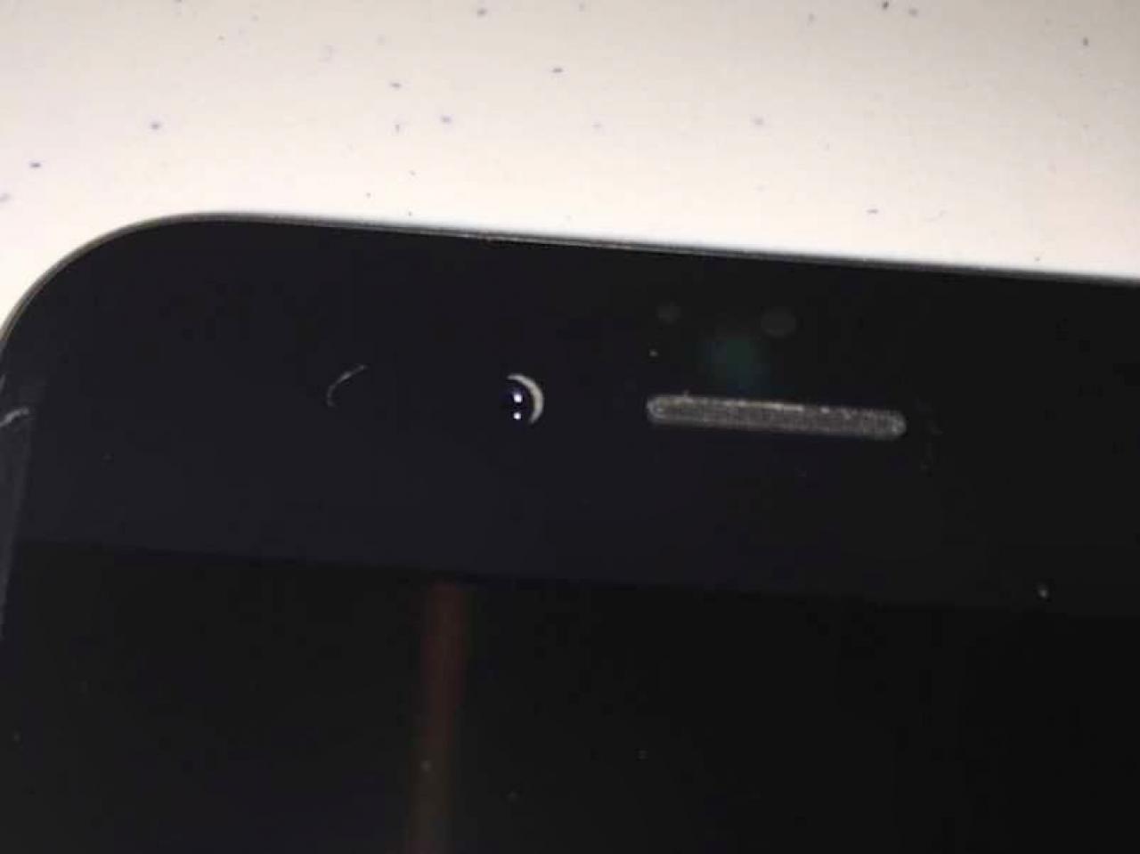 [03/12/2014] Ein Spalt zwischen Kamera und Gehäuse des iPhone 6 gibt #Crescentgate den Namen.