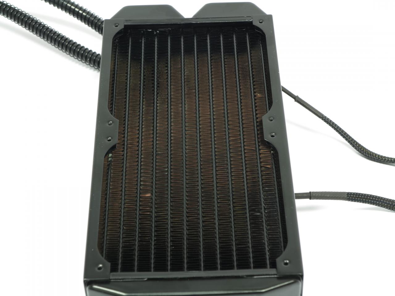 [29/12/2014] Fractal Design Kelvin S24: Der Radiator erinnert stark an den Nexxxos ST30 240mm, einschließlich dessen guter Leistung bei niedrigen Drehzahlen - und einschließlich der einseitig (zu) dünn lackierten Lamellen.