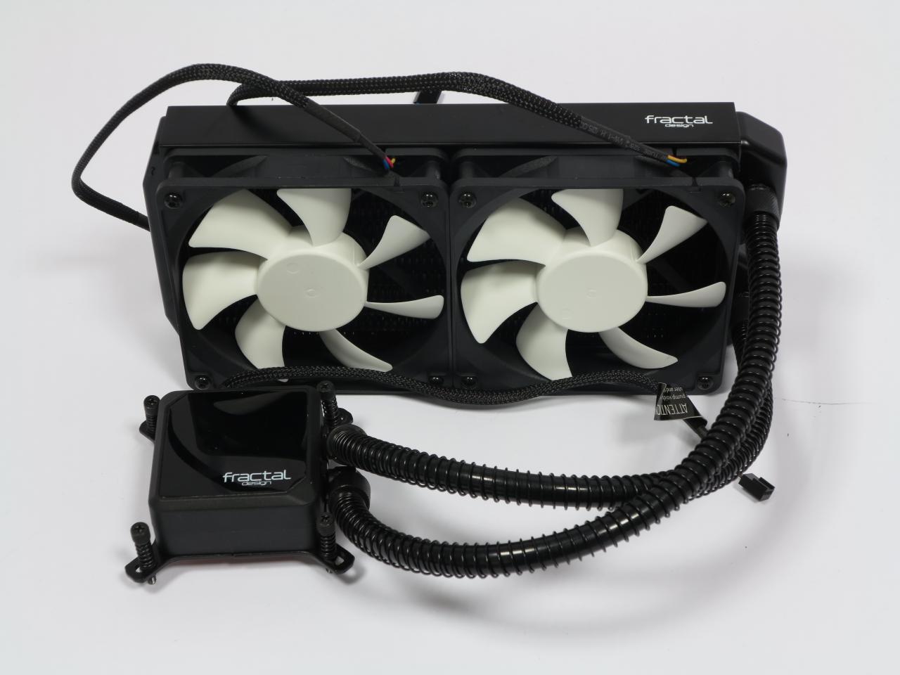 [29/12/2014] Fractal Design Kelvin S24: Standard-Wasserkühlungsschläuche (mit zusätzlichen Knickschutzfedern) und -Anschlüsse machen Erweiterungen möglich.
