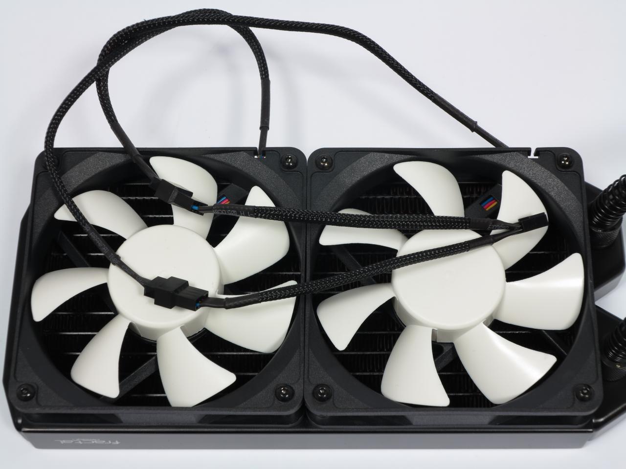 [29/12/2014] Fractal Design Kelvin S24: Ein Y-Kabel liegt bei und erlaubt den Betrieb an Mainboards mit nur einem 4-Pin-Anschluss. (Die Pumpe nutzt einen 3-Pin-Stecker)