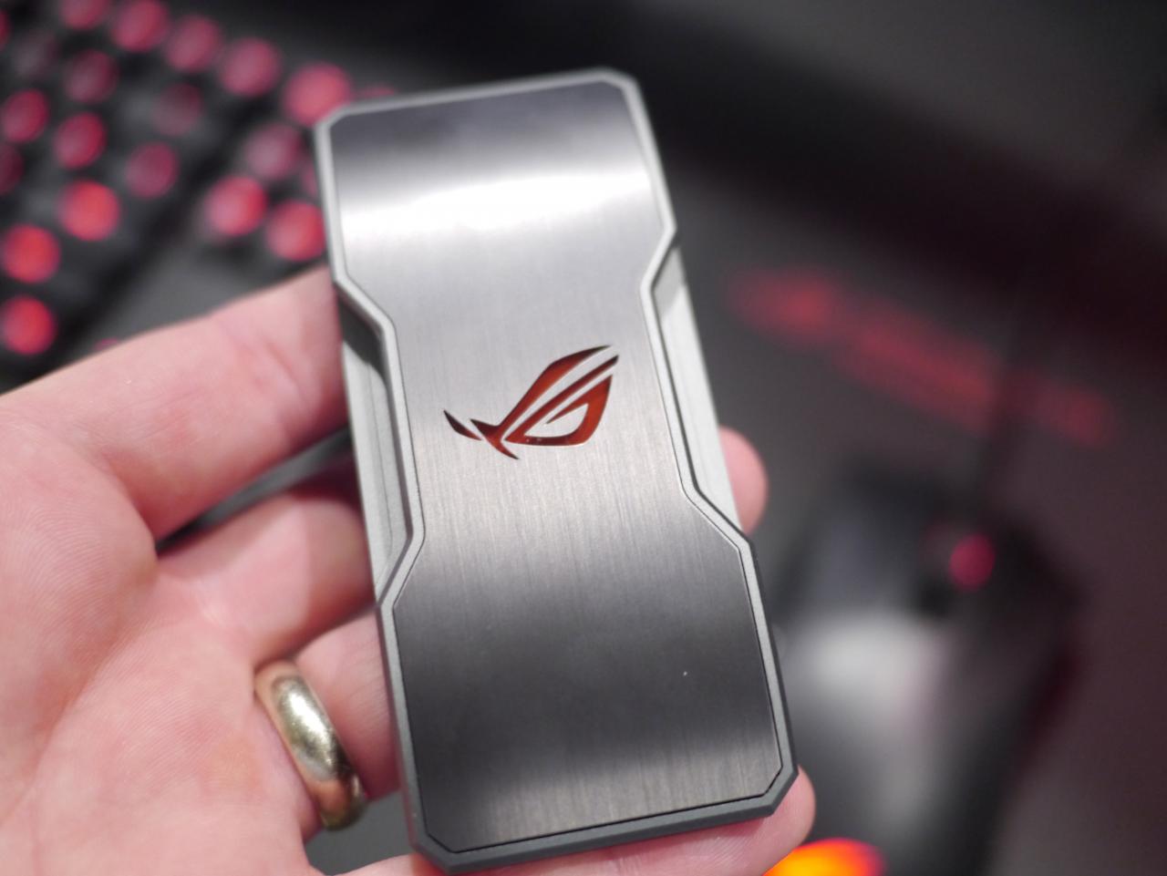 [07/01/2015] Asus ROG mit beleuchteten SLI-Brücken aus gebürstetem Aluminium (5)