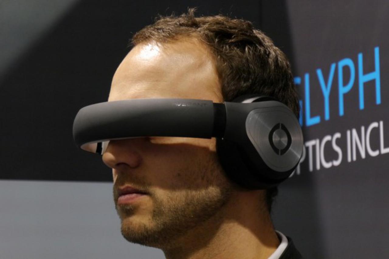 [10/01/2015] Avegant Glyph: Finales Design des Netzhaut-Projektors auf der CES 2015 vorgestel. (1)